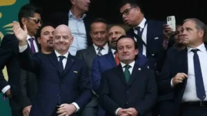 Gianni Infantino y la FIFA bajo escrutinio por la decisión sobre Balogun