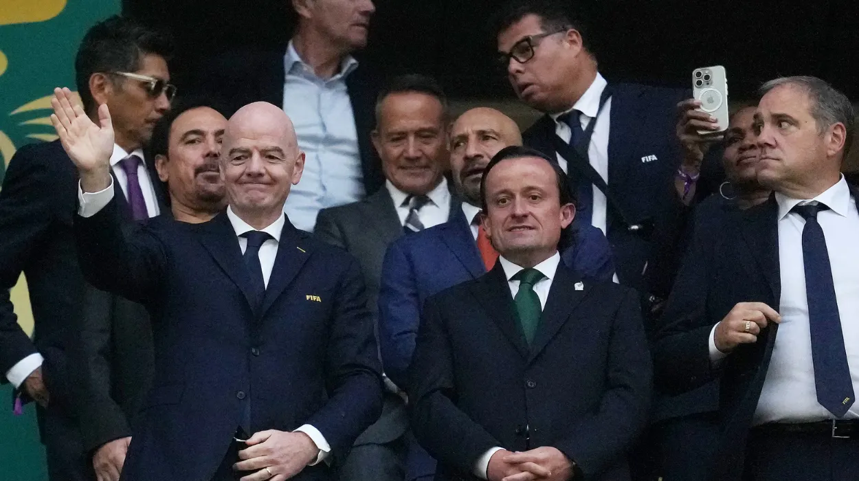 Gianni Infantino y la FIFA bajo escrutinio por la decisión sobre Balogun