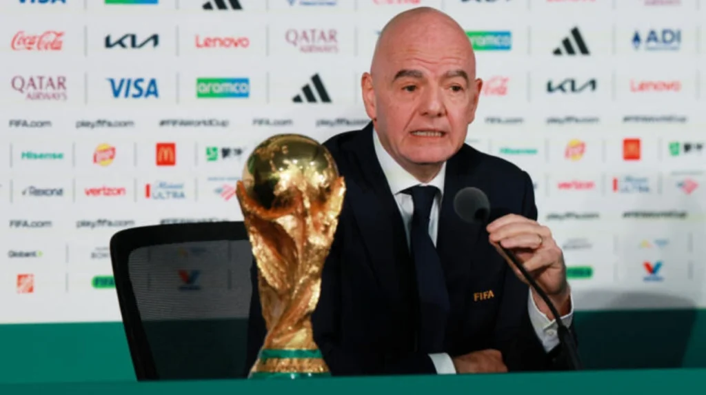 Los profundos vínculos financieros de Infantino con Arabia Saudita afrontan un nuevo escrutinio en plena crisis de la FIFA